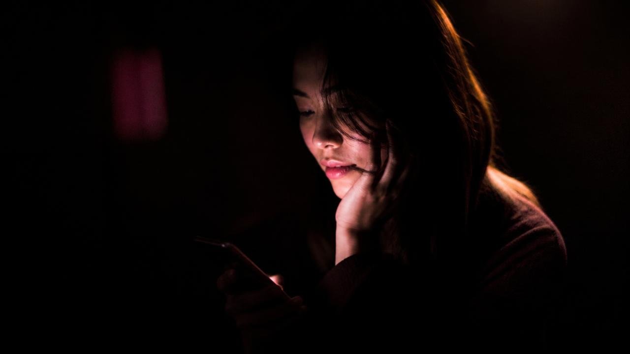 Lo que comunicas antes de decir nada — el lenguaje no verbal del entorno digital