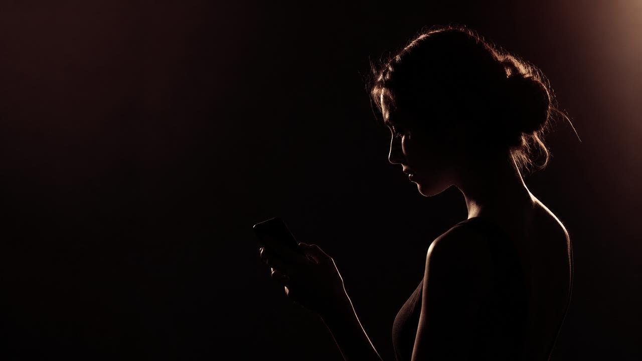 Lo que el silencio de otra persona realmente significa — según la psicología